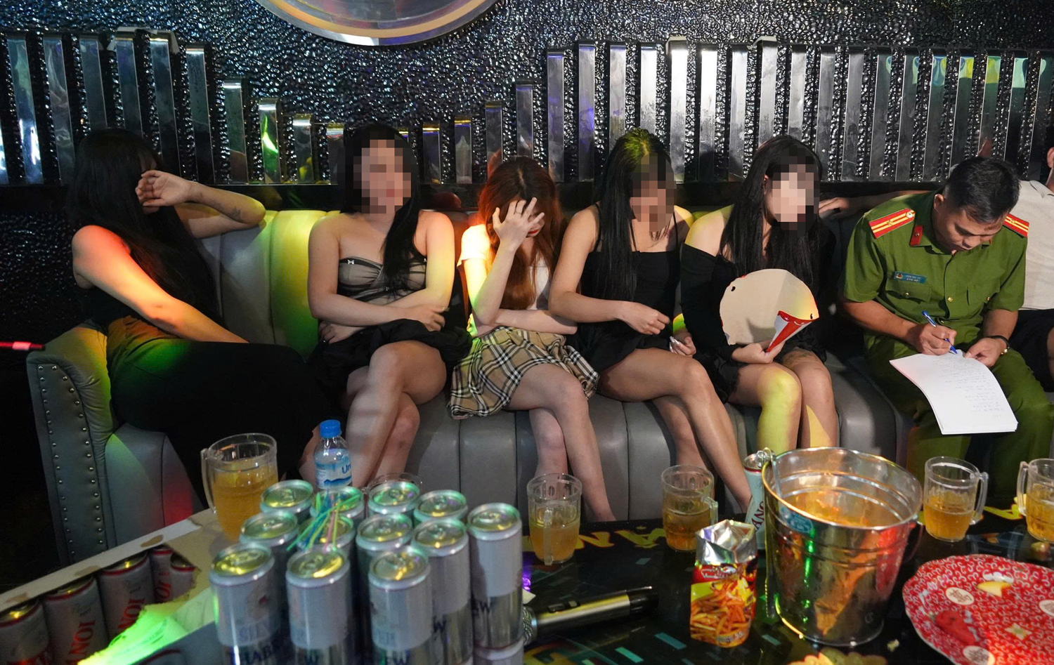 Cô gái 18 tuổi bị nhóm người lạ “bắt cóc online”, ép cởi quần áo để quay clip - Ảnh 2.