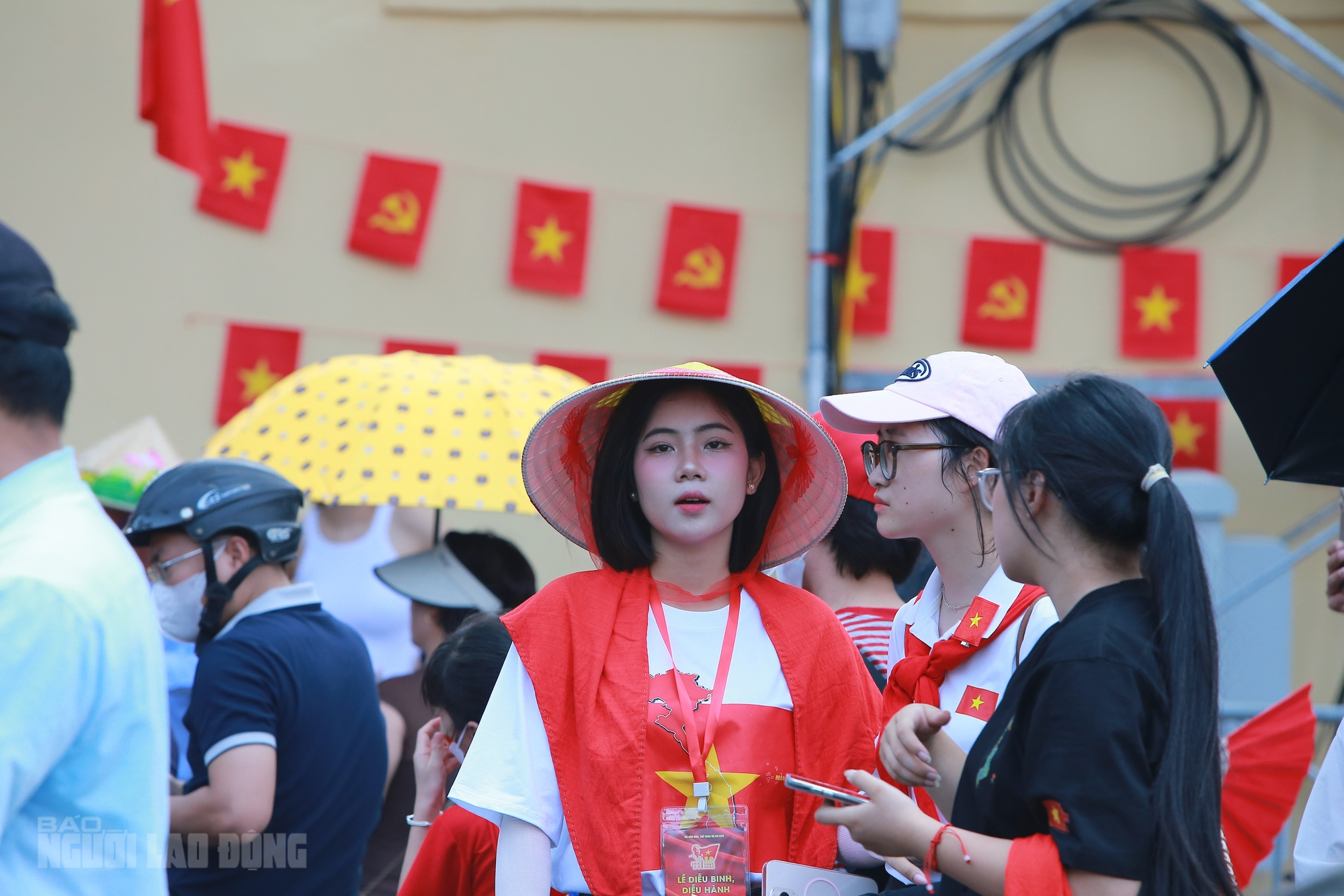 - Ảnh 1. VIDEO: Người dân đội nắng, trải bạt, "cắm chốt" chờ xem tổng hợp luyện diễu binh - Ảnh 1.