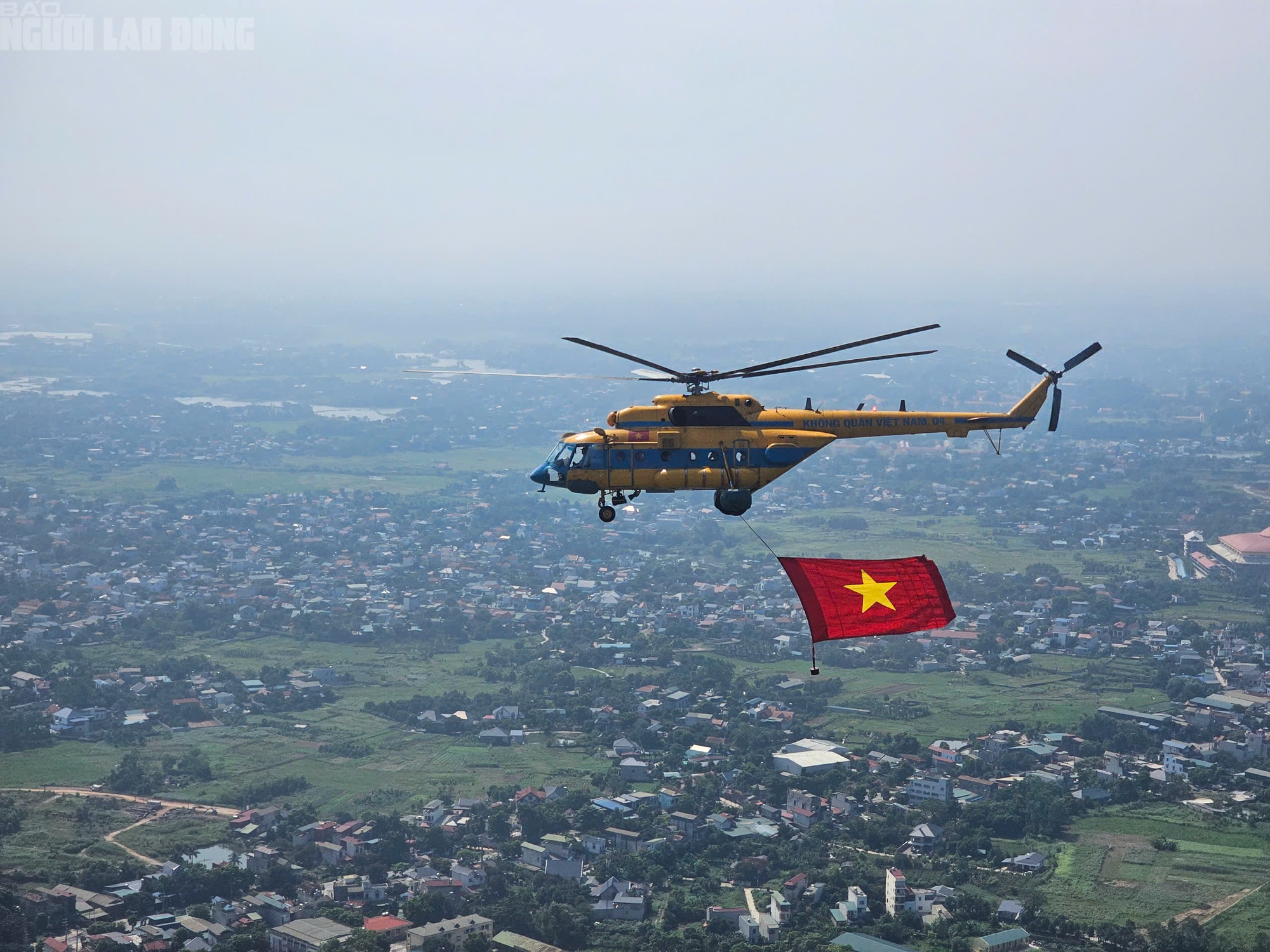 Biên đội trực thăng mang cờ Đảng bay qua Quảng trường Ba Đình chào mừng Quốc khánh - Ảnh 3. Biên đội trực thăng mang cờ Đảng bay qua Quảng trường Ba Đình chào mừng Quốc khánh - Ảnh 3.