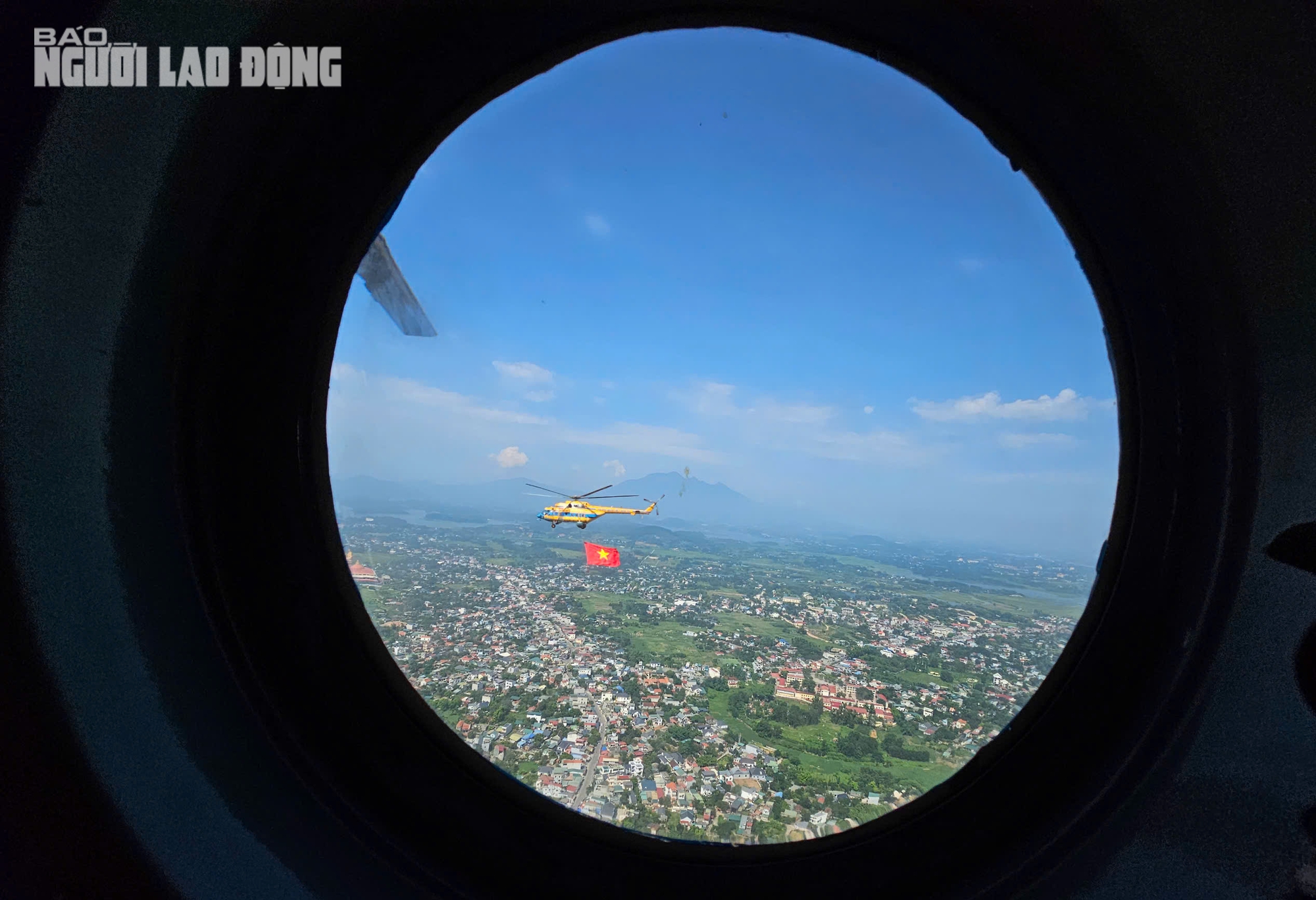 Biên đội trực thăng mang cờ Đảng bay qua Quảng trường Ba Đình chào mừng Quốc khánh - Ảnh 4. Biên đội trực thăng mang cờ Đảng bay qua Quảng trường Ba Đình chào mừng Quốc khánh - Ảnh 4.
