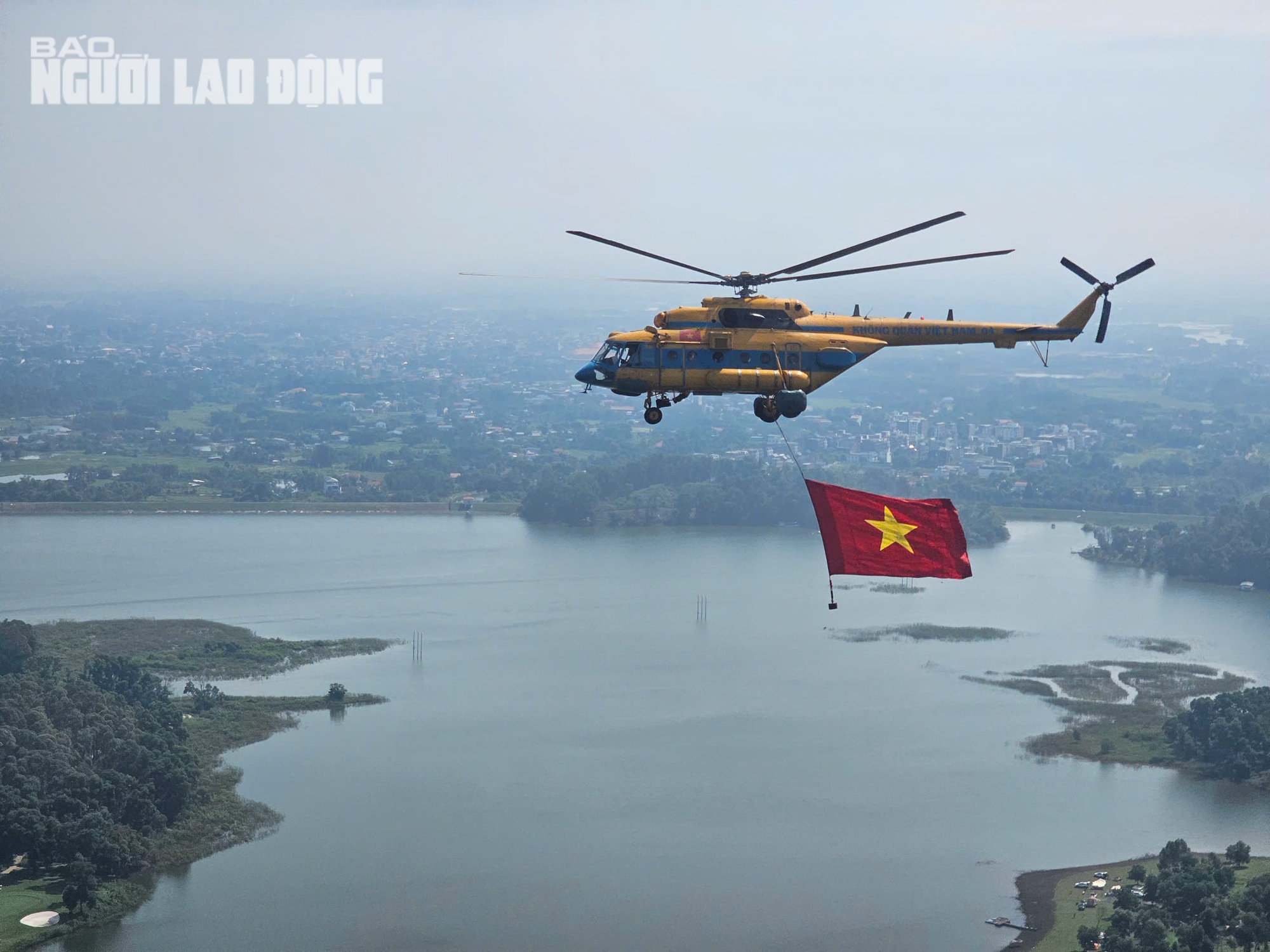 Biên đội trực thăng mang cờ Đảng bay qua Quảng trường Ba Đình chào mừng Quốc khánh - Ảnh 6. Biên đội trực thăng mang cờ Đảng bay qua Quảng trường Ba Đình chào mừng Quốc khánh - Ảnh 6.