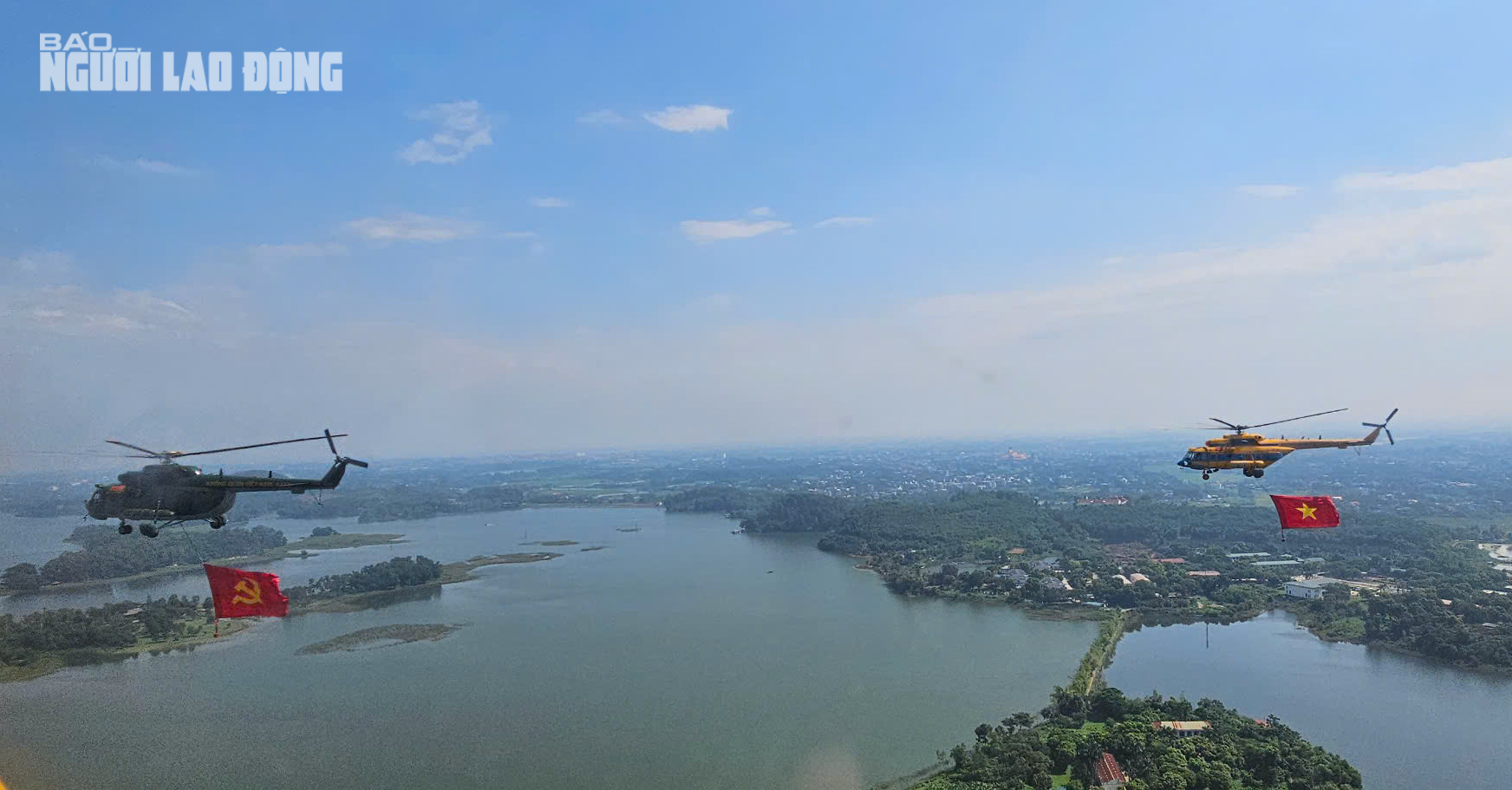 Biên đội trực thăng mang cờ Đảng bay qua Quảng trường Ba Đình chào mừng Quốc khánh - Ảnh 7. Biên đội trực thăng mang cờ Đảng bay qua Quảng trường Ba Đình chào mừng Quốc khánh - Ảnh 7.