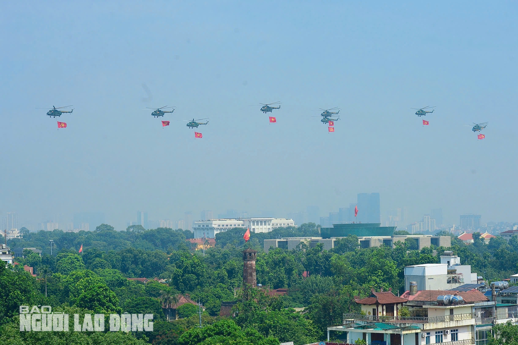 Biên đội trực thăng mang cờ Đảng bay qua Quảng trường Ba Đình chào mừng Quốc khánh - Ảnh 8. Biên đội trực thăng mang cờ Đảng bay qua Quảng trường Ba Đình chào mừng Quốc khánh - Ảnh 8.