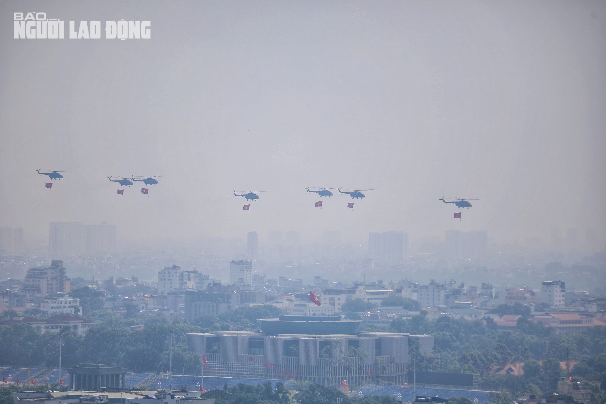 Biên đội trực thăng mang cờ Đảng bay qua Quảng trường Ba Đình chào mừng Quốc khánh - Ảnh 11. Biên đội trực thăng mang cờ Đảng bay qua Quảng trường Ba Đình chào mừng Quốc khánh - Ảnh 11.