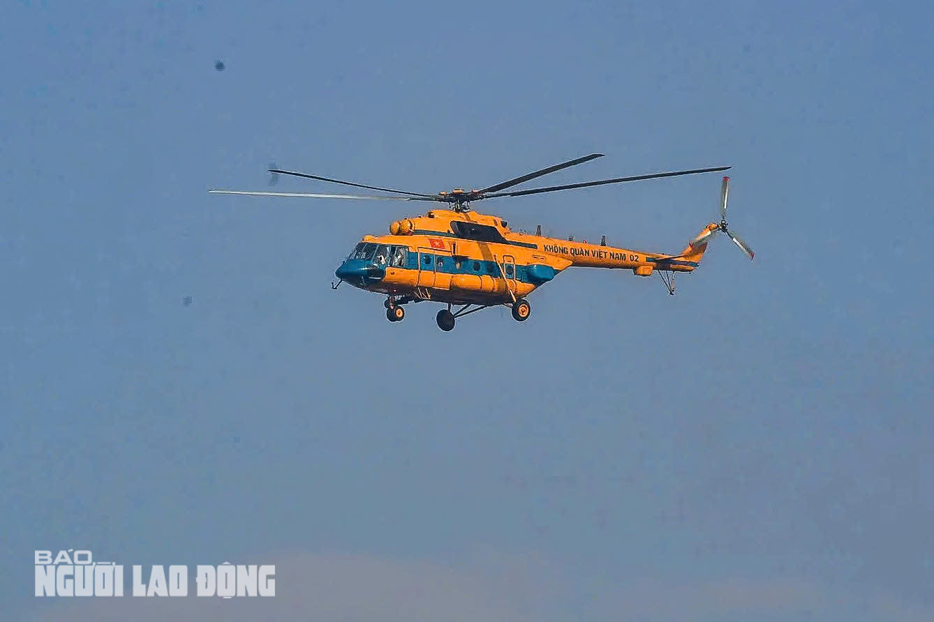 Biên đội trực thăng mang cờ Đảng bay qua Quảng trường Ba Đình chào mừng Quốc khánh - Ảnh 12. Biên đội trực thăng mang cờ Đảng bay qua Quảng trường Ba Đình chào mừng Quốc khánh - Ảnh 12.