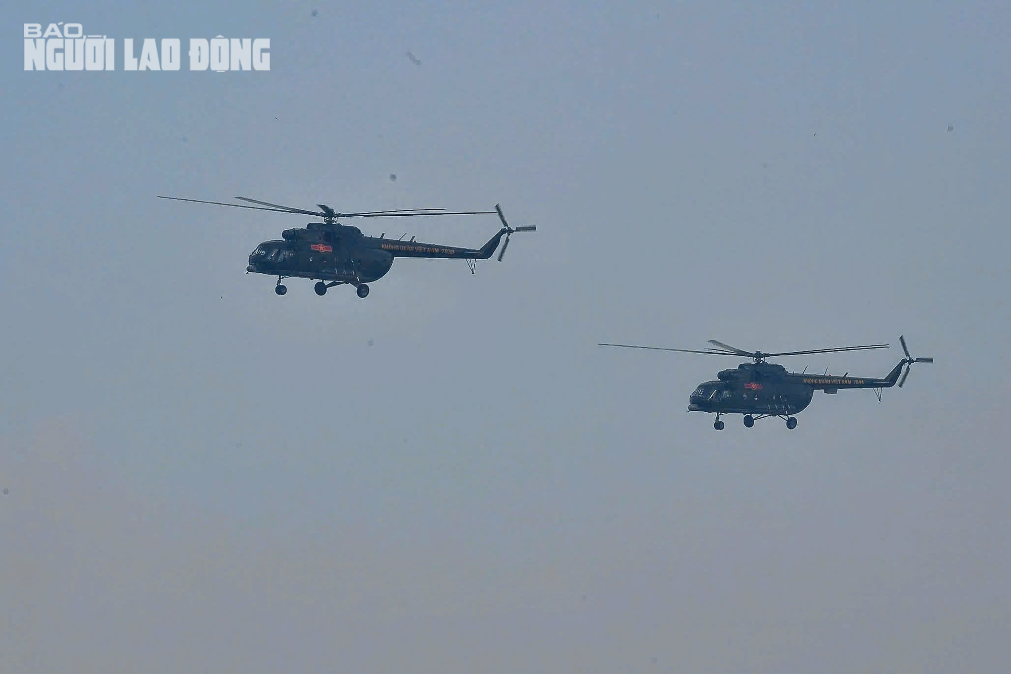 Biên đội trực thăng mang cờ Đảng bay qua Quảng trường Ba Đình chào mừng Quốc khánh - Ảnh 14. Biên đội trực thăng mang cờ Đảng bay qua Quảng trường Ba Đình chào mừng Quốc khánh - Ảnh 14.