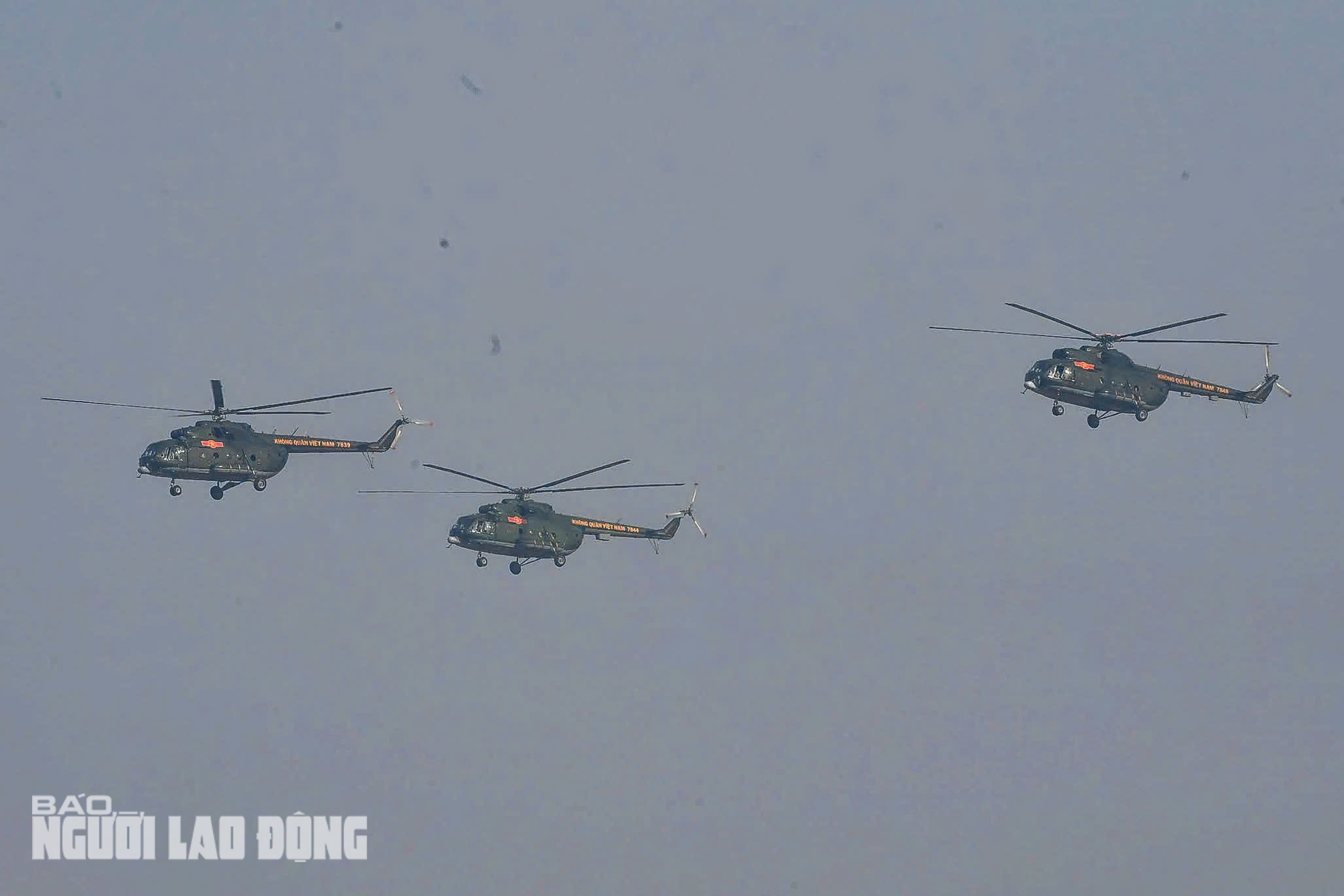 Biên đội trực thăng mang cờ Đảng bay qua Quảng trường Ba Đình chào mừng Quốc khánh - Ảnh 15. Biên đội trực thăng mang cờ Đảng bay qua Quảng trường Ba Đình chào mừng Quốc khánh - Ảnh 15.