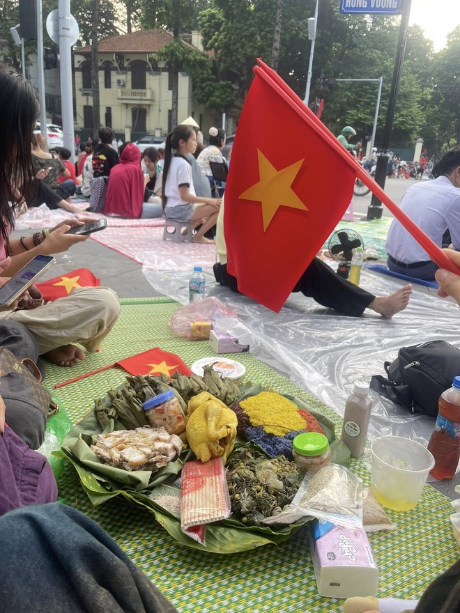 Chủ nhân mâm xôi gà xem diễu binh đang hot nhất MXH: Đi từ 3h30, mang toàn đặc sản quê nhà đến Hà Nội- Ảnh 5. Chủ nhân mâm xôi gà xem diễu binh đang hot nhất MXH: Đi từ 3h30, mang toàn đặc sản quê nhà đến Hà Nội- Ảnh 5.