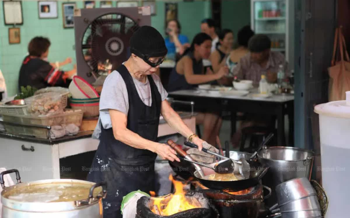 Qu&aacute;n ăn đường phố nổi tiếng Raan Jay Fai sở hữu 1 sao Michelin (Ảnh: Bangkok Post)