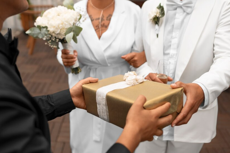 Bạn trai cũ gửi quà cưới, tôi định từ chối nhưng khi mở ra thì nước mắt lã chã, chồng tôi cũng nể phục- Ảnh 1. Bạn trai cũ gửi quà cưới, tôi định từ chối nhưng khi mở ra thì nước mắt lã chã, chồng tôi cũng nể phục- Ảnh 1.