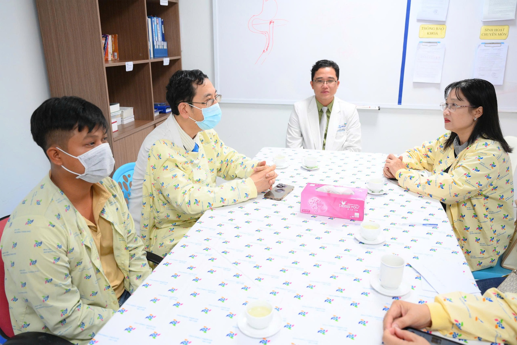 Vụ phóng hỏa Tây Ninh: Nhiều bác sĩ cứu 2 cháu bé bị bỏng nặng - Ảnh 2. Vụ phóng hỏa Tây Ninh: Nhiều bác sĩ cứu 2 cháu bé bị bỏng nặng - Ảnh 2.