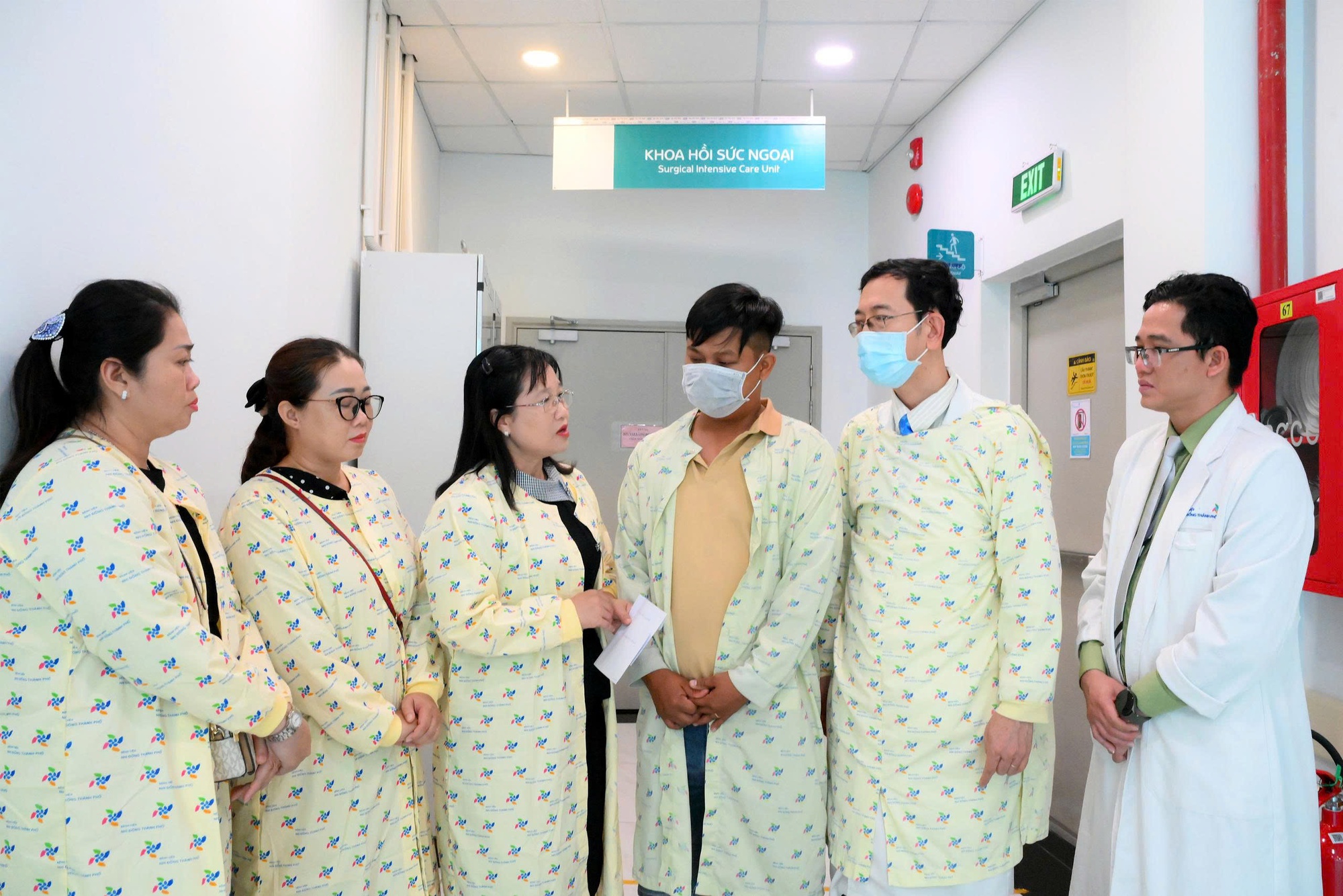Vụ phóng hỏa Tây Ninh: Nhiều bác sĩ cứu 2 cháu bé bị bỏng nặng - Ảnh 3. Vụ phóng hỏa Tây Ninh: Nhiều bác sĩ cứu 2 cháu bé bị bỏng nặng - Ảnh 3.