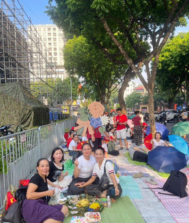 Chủ nhân mâm xôi gà xem diễu binh đang hot nhất MXH: Đi từ 3h30, mang toàn đặc sản quê nhà đến Hà Nội- Ảnh 6. Chủ nhân mâm xôi gà xem diễu binh đang hot nhất MXH: Đi từ 3h30, mang toàn đặc sản quê nhà đến Hà Nội- Ảnh 6.