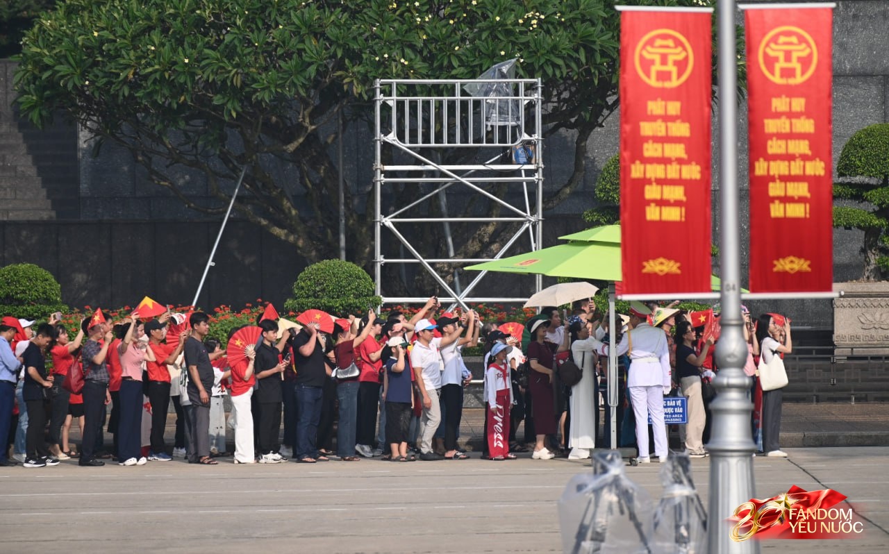 H&agrave; Nội đổ mưa bất ngờ, "khối y&ecirc;u nước" vẫn ki&ecirc;n tr&igrave; b&aacute;m trụ chỗ đẹp chờ xem tổng hợp luyện tối nay- Ảnh 46.