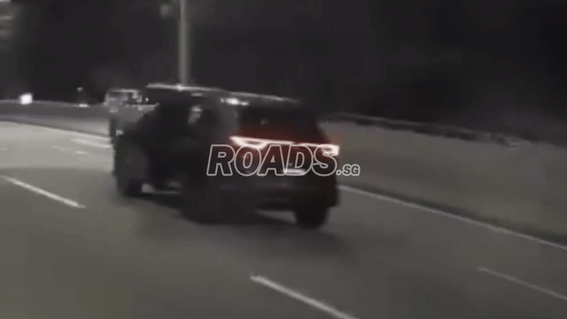 Người đi đường hoảng hốt khi 1 cô gái rơi xuống từ chiếc ô tô đang chạy, suýt bị các xe phía sau tông trúng - Ảnh 1.