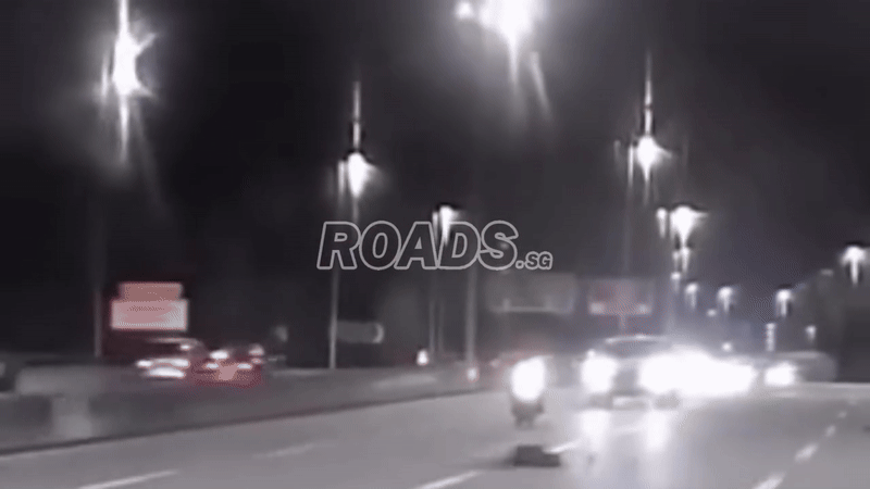 Người đi đường hoảng hốt khi 1 cô gái rơi xuống từ chiếc ô tô đang chạy, suýt bị các xe phía sau tông trúng - Ảnh 2.