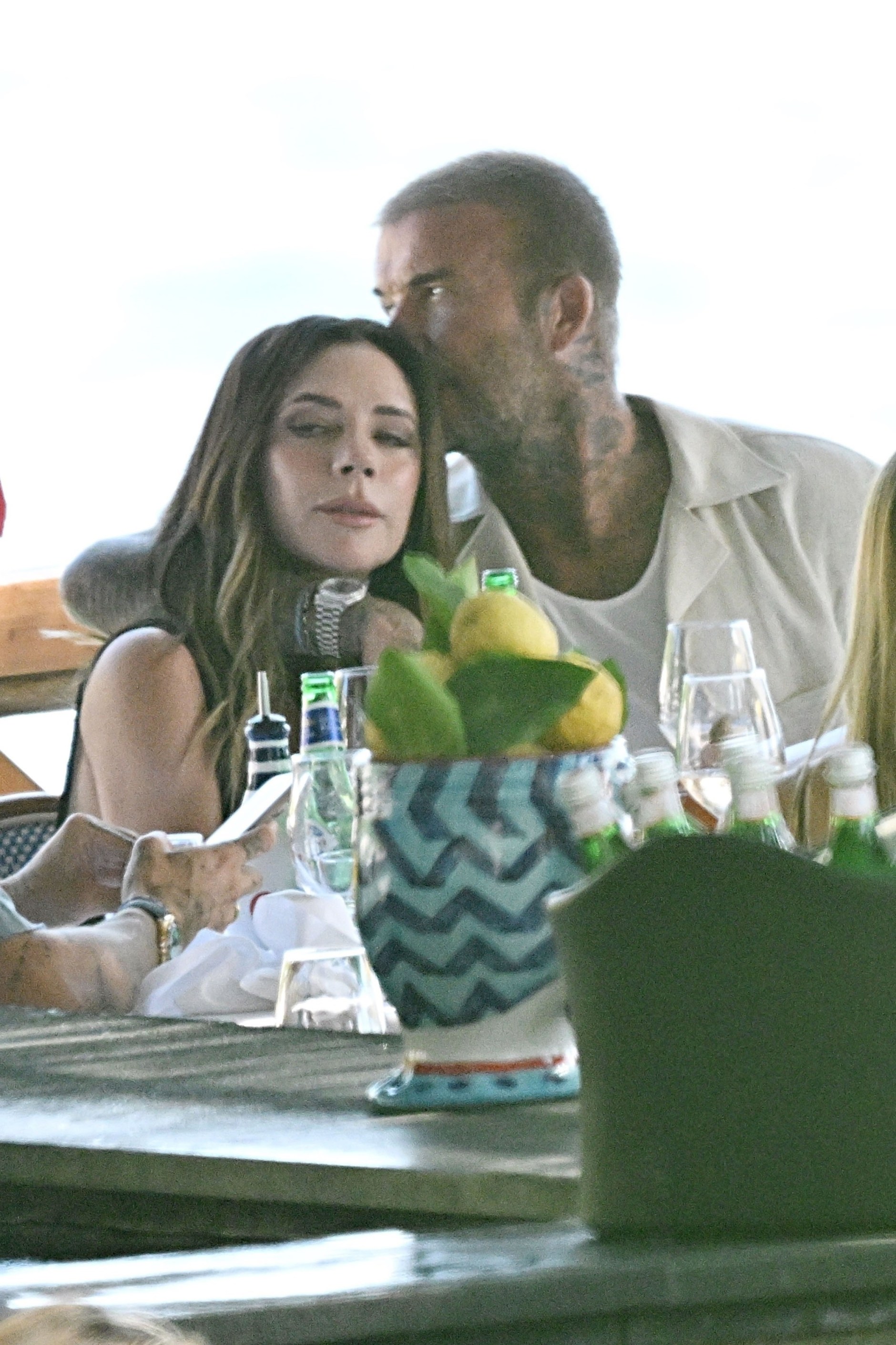 David Beckham bị paparazzi tóm dính "bàn tay hư" với Victoria trước mặt các con - Ảnh 5. David Beckham bị paparazzi tóm dính "bàn tay hư" với Victoria trước mặt các con - Ảnh 5.