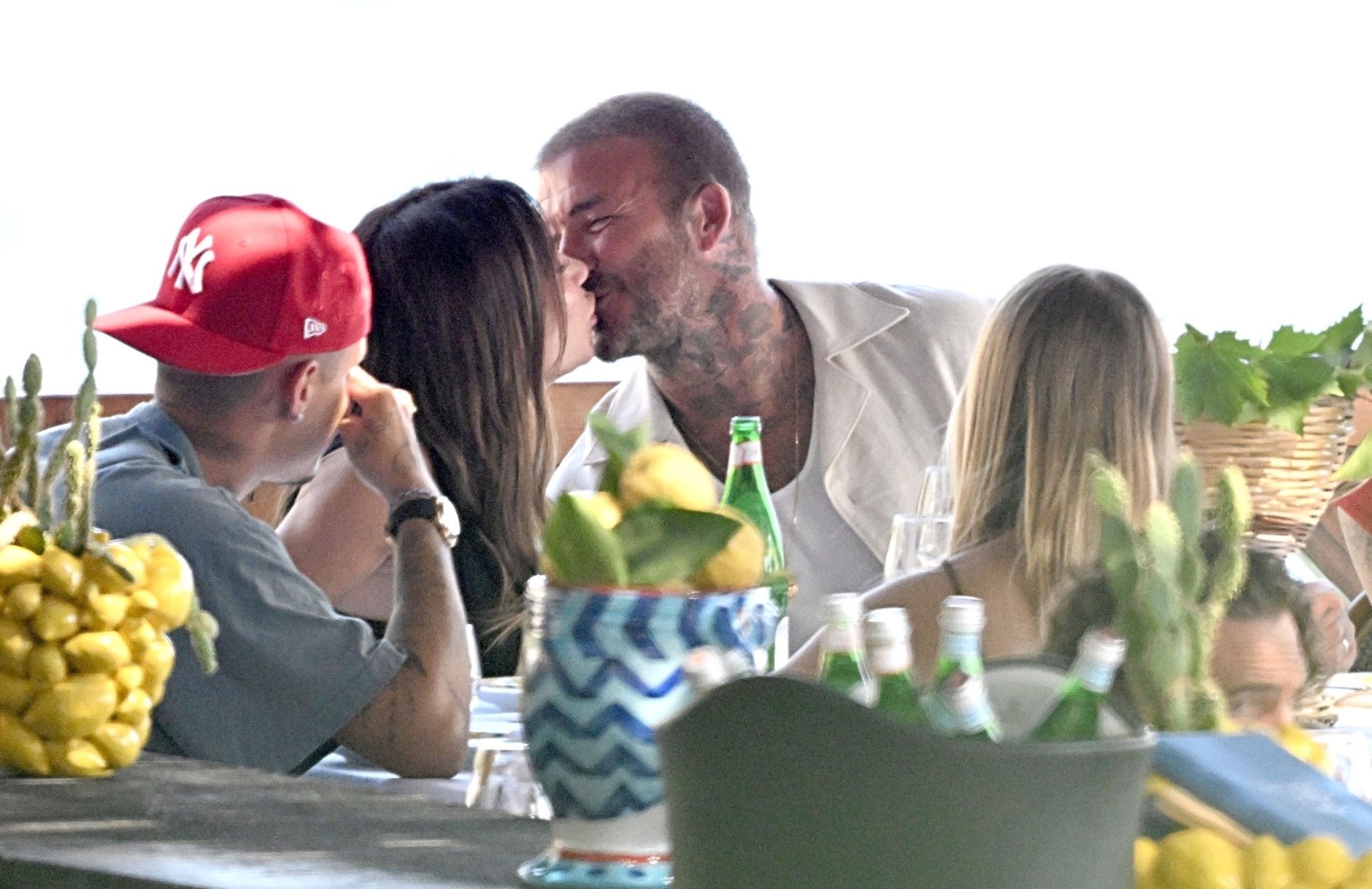 David Beckham bị paparazzi tóm dính "bàn tay hư" với Victoria trước mặt các con - Ảnh 8. David Beckham bị paparazzi tóm dính "bàn tay hư" với Victoria trước mặt các con - Ảnh 8.