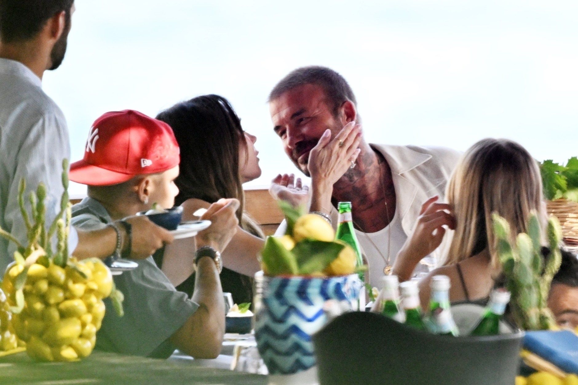 David Beckham bị paparazzi tóm dính "bàn tay hư" với Victoria trước mặt các con - Ảnh 7. David Beckham bị paparazzi tóm dính "bàn tay hư" với Victoria trước mặt các con - Ảnh 7.