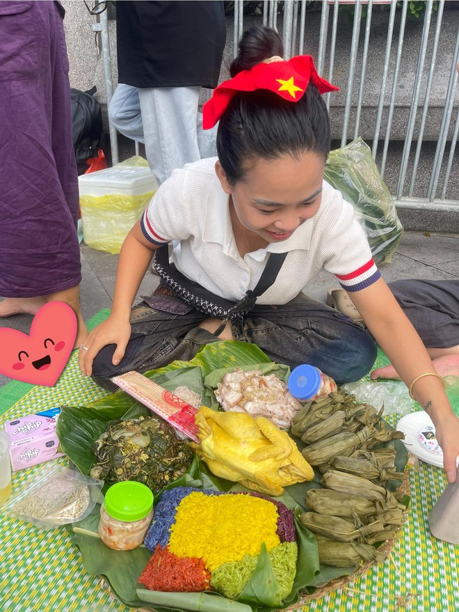 Chủ nhân mâm xôi gà xem diễu binh đang hot nhất MXH: Đi từ 3h30, mang toàn đặc sản quê nhà đến Hà Nội- Ảnh 7. Chủ nhân mâm xôi gà xem diễu binh đang hot nhất MXH: Đi từ 3h30, mang toàn đặc sản quê nhà đến Hà Nội- Ảnh 7.