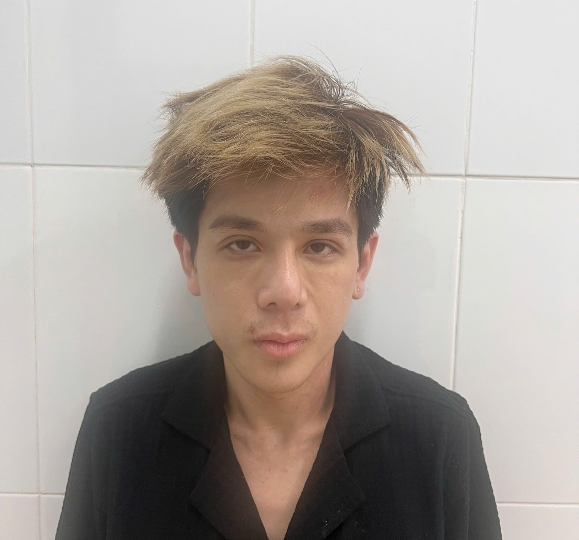 TP HCM: Tên "trùm" ma túy bị bắt sau 4 năm phẫu thuật thẩm mỹ để trốn- Ảnh 1. TP HCM: Tên "trùm" ma túy bị bắt sau 4 năm phẫu thuật thẩm mỹ để trốn- Ảnh 1.