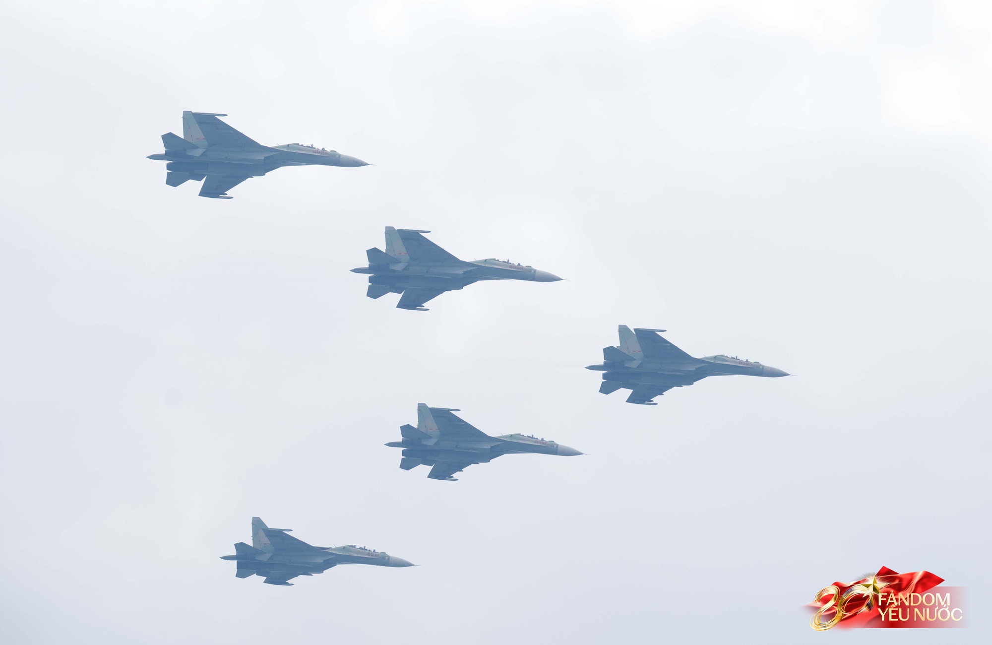 H&agrave; Nội đổ mưa bất ngờ, "khối y&ecirc;u nước" vẫn ki&ecirc;n tr&igrave; b&aacute;m trụ chỗ đẹp chờ xem tổng hợp luyện tối nay- Ảnh 29.