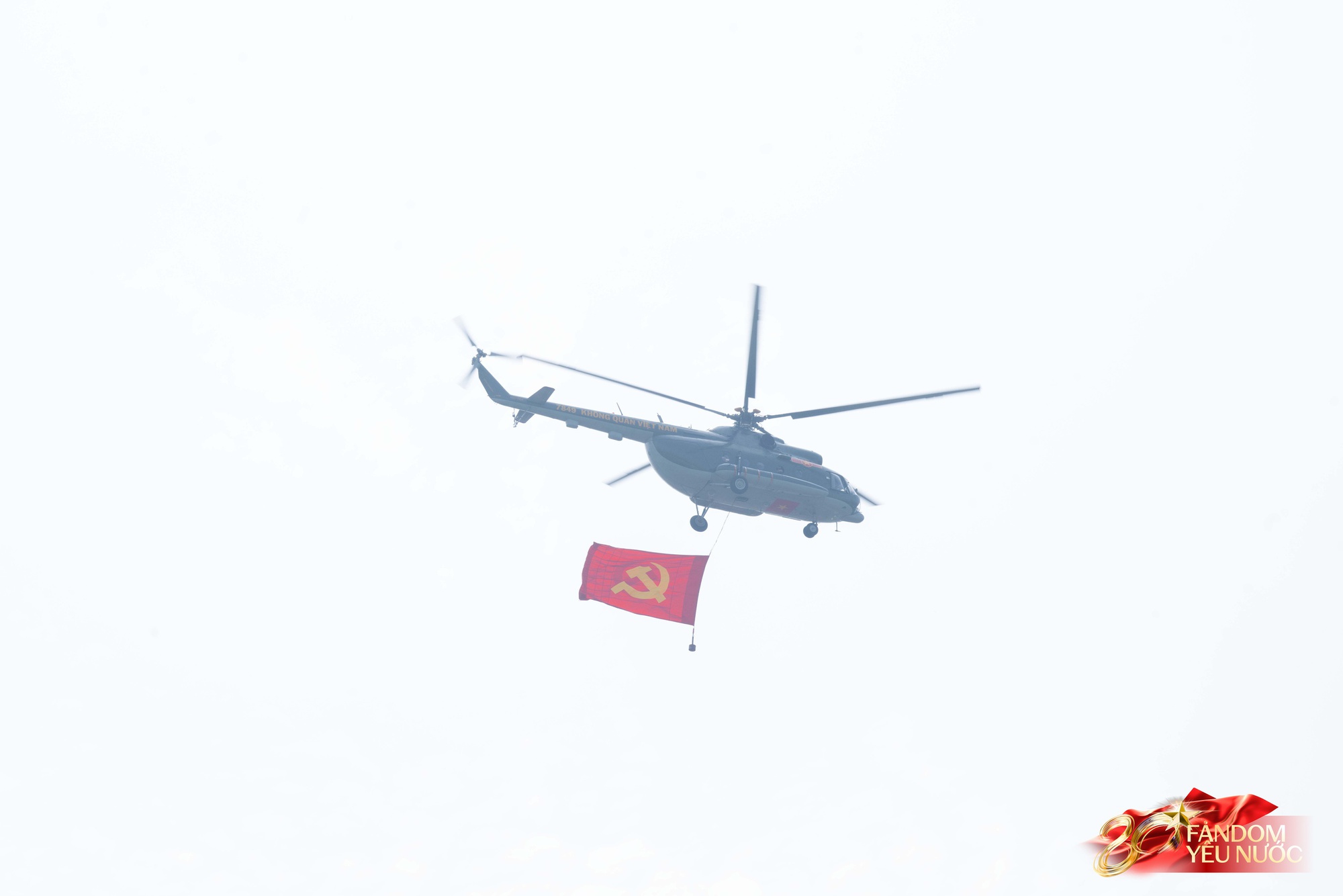 Hà Nội đổ mưa bất ngờ, "khối yêu nước" vẫn kiên trì bám trụ chỗ đẹp chờ xem tổng hợp luyện tối nay- Ảnh 15. Hà Nội đổ mưa bất ngờ, "khối yêu nước" vẫn kiên trì bám trụ chỗ đẹp chờ xem tổng hợp luyện tối nay- Ảnh 15.