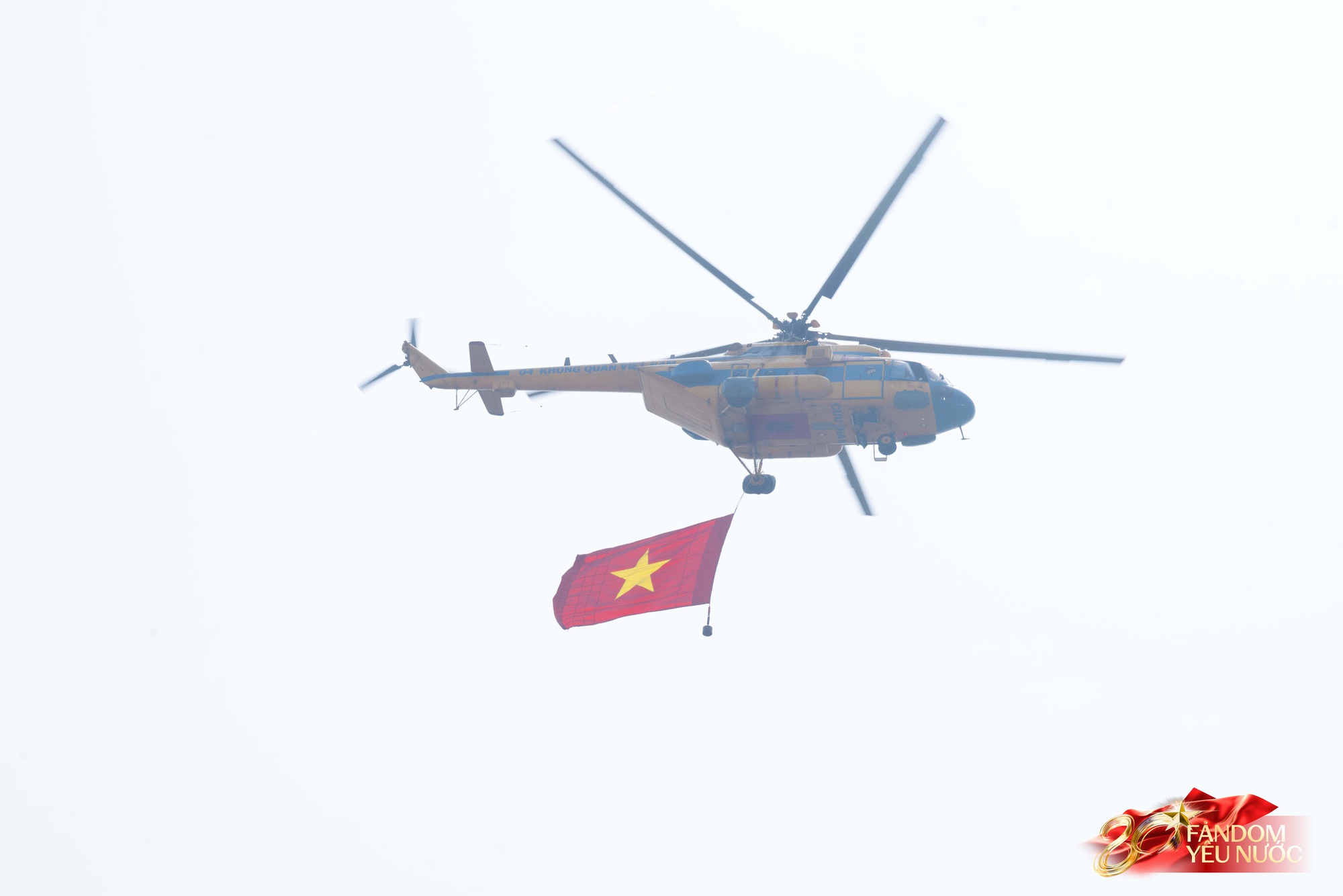 Hà Nội đổ mưa bất ngờ, "khối yêu nước" vẫn kiên trì bám trụ chỗ đẹp chờ xem tổng hợp luyện tối nay- Ảnh 14. Hà Nội đổ mưa bất ngờ, "khối yêu nước" vẫn kiên trì bám trụ chỗ đẹp chờ xem tổng hợp luyện tối nay- Ảnh 14.