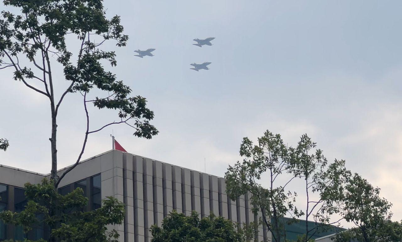 Hình ảnh dàn trực thăng, "hổ mang chúa" SU-30MK2 bay trên bầu trời Hà Nội sáng nay - Ảnh 5.
