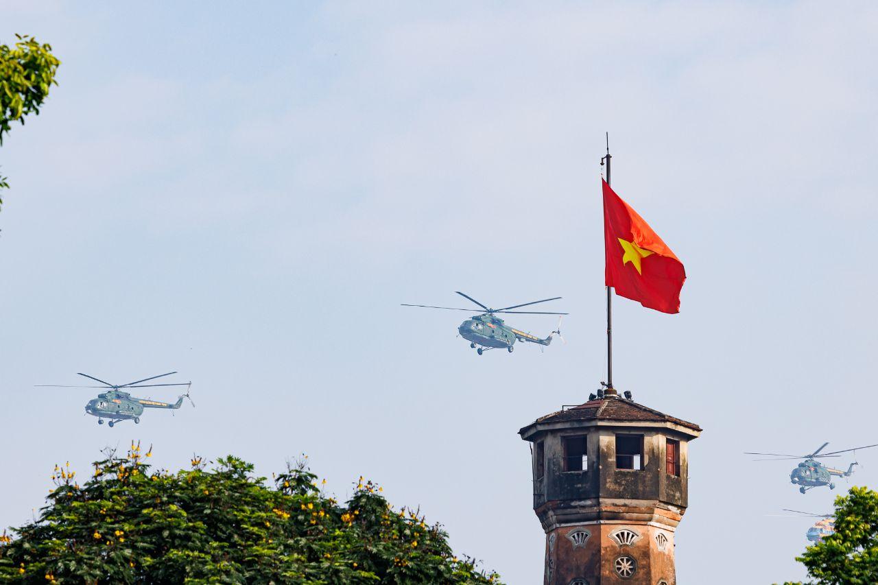 Hình ảnh dàn trực thăng, "hổ mang chúa" SU-30MK2 bay trên bầu trời Hà Nội sáng nay - Ảnh 6.