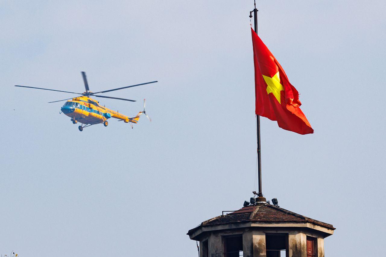 Hình ảnh dàn trực thăng, "hổ mang chúa" SU-30MK2 bay trên bầu trời Hà Nội sáng nay - Ảnh 8.