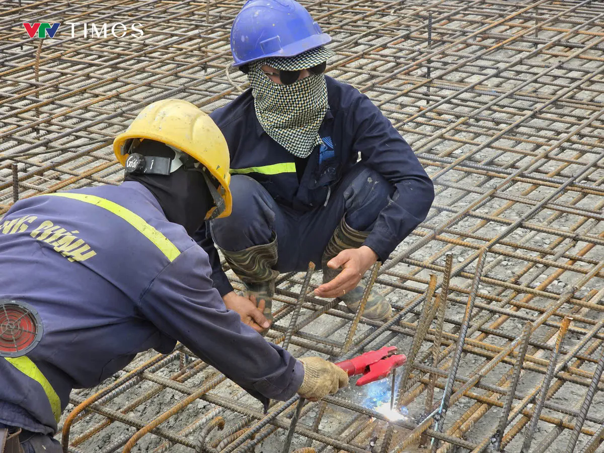 Phú Thọ: Cầu Phong Châu mới chuẩn bị hợp long sau gần 300 ngày thi công thần tốc - Ảnh 5. Phú Thọ: Cầu Phong Châu mới chuẩn bị hợp long sau gần 300 ngày thi công thần tốc - Ảnh 5.