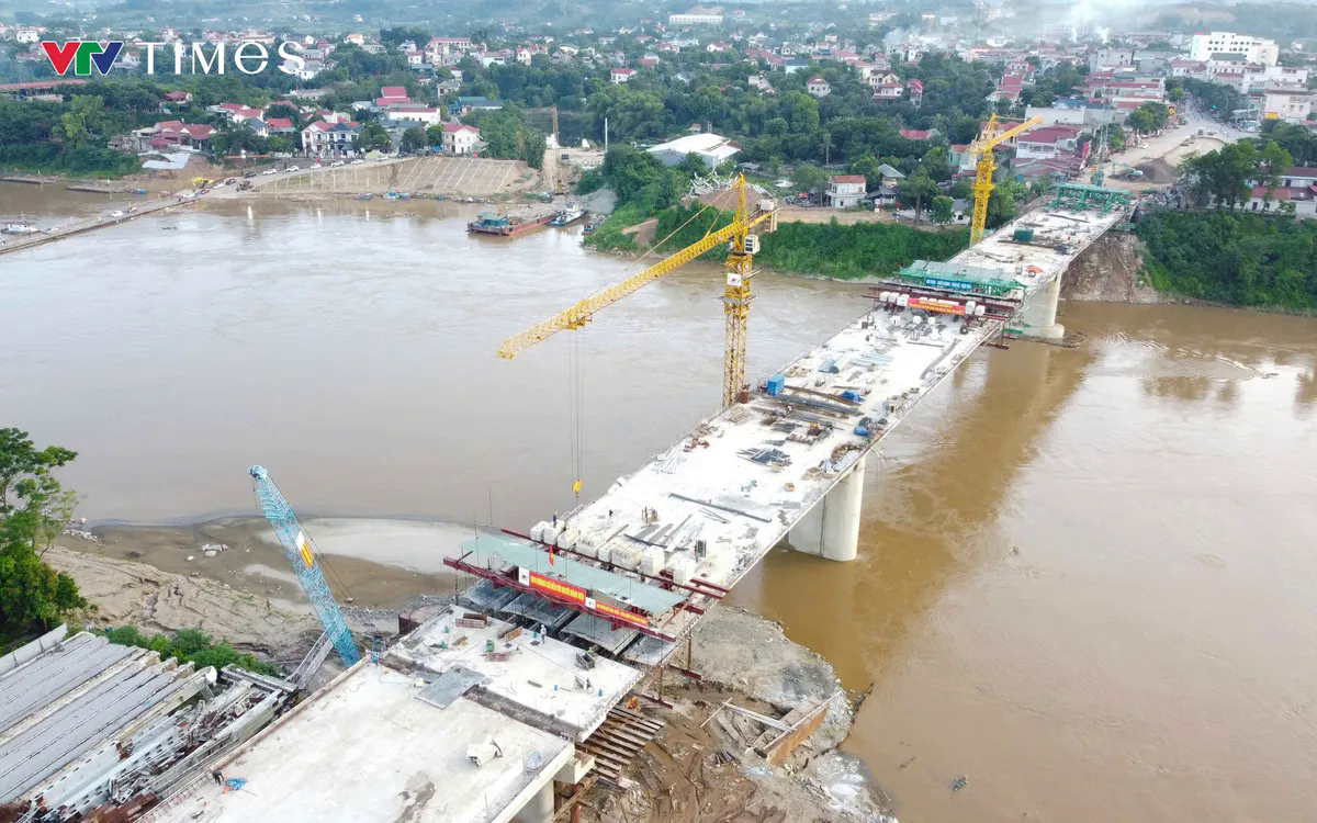 Dự án cầu Phong Châu mới nối 2 bờ sông Hồng được đầu tư theo lệnh khẩn cấp sau sự cố sập cầu vào ngày 9/9/2024. Dự án cầu Phong Châu mới nối 2 bờ sông Hồng được đầu tư theo lệnh khẩn cấp sau sự cố sập cầu vào ngày 9/9/2024.
