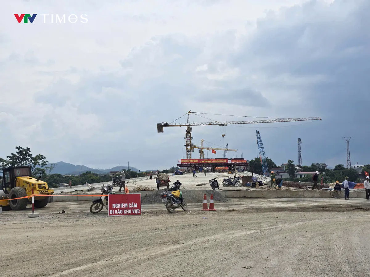 Phú Thọ: Cầu Phong Châu mới chuẩn bị hợp long sau gần 300 ngày thi công thần tốc - Ảnh 2. Phú Thọ: Cầu Phong Châu mới chuẩn bị hợp long sau gần 300 ngày thi công thần tốc - Ảnh 2.