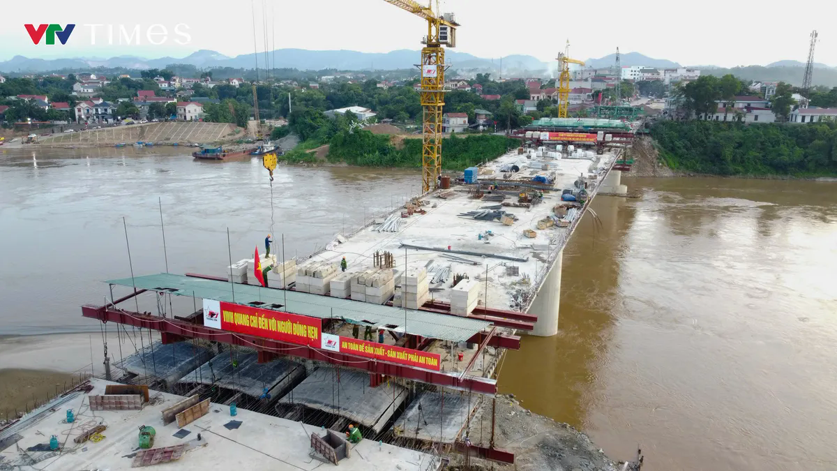 Phú Thọ: Cầu Phong Châu mới chuẩn bị hợp long sau gần 300 ngày thi công thần tốc - Ảnh 1. Phú Thọ: Cầu Phong Châu mới chuẩn bị hợp long sau gần 300 ngày thi công thần tốc - Ảnh 1.