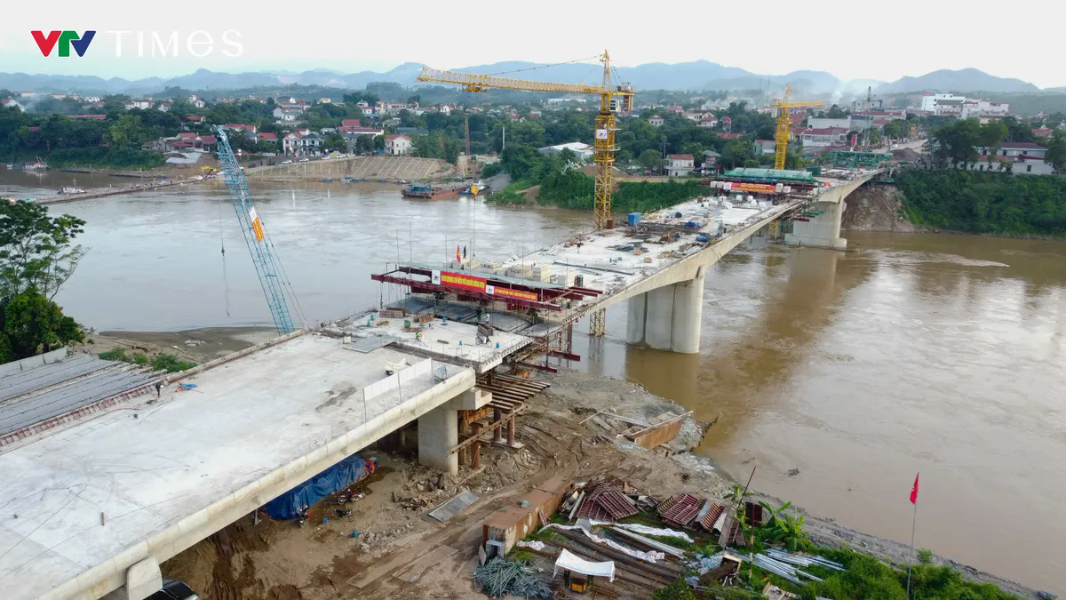Phú Thọ: Cầu Phong Châu mới chuẩn bị hợp long sau gần 300 ngày thi công thần tốc - Ảnh 7. Phú Thọ: Cầu Phong Châu mới chuẩn bị hợp long sau gần 300 ngày thi công thần tốc - Ảnh 7.