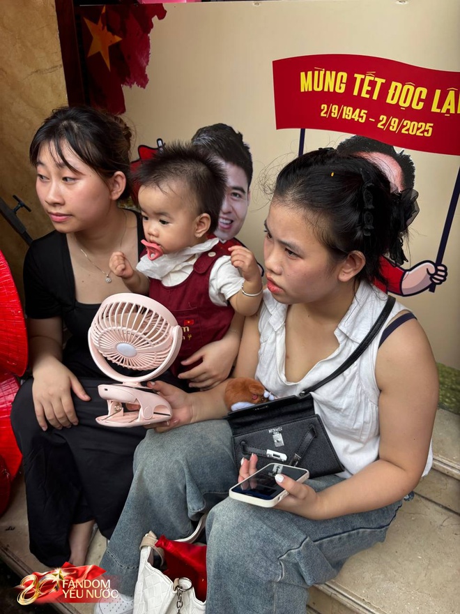 Quý tử nhà Duy Mạnh hot nhất phố Nguyễn Thái Học, được người dân đi xem tổng hợp luyện A80 thi nhau xin chụp ảnh- Ảnh 11.