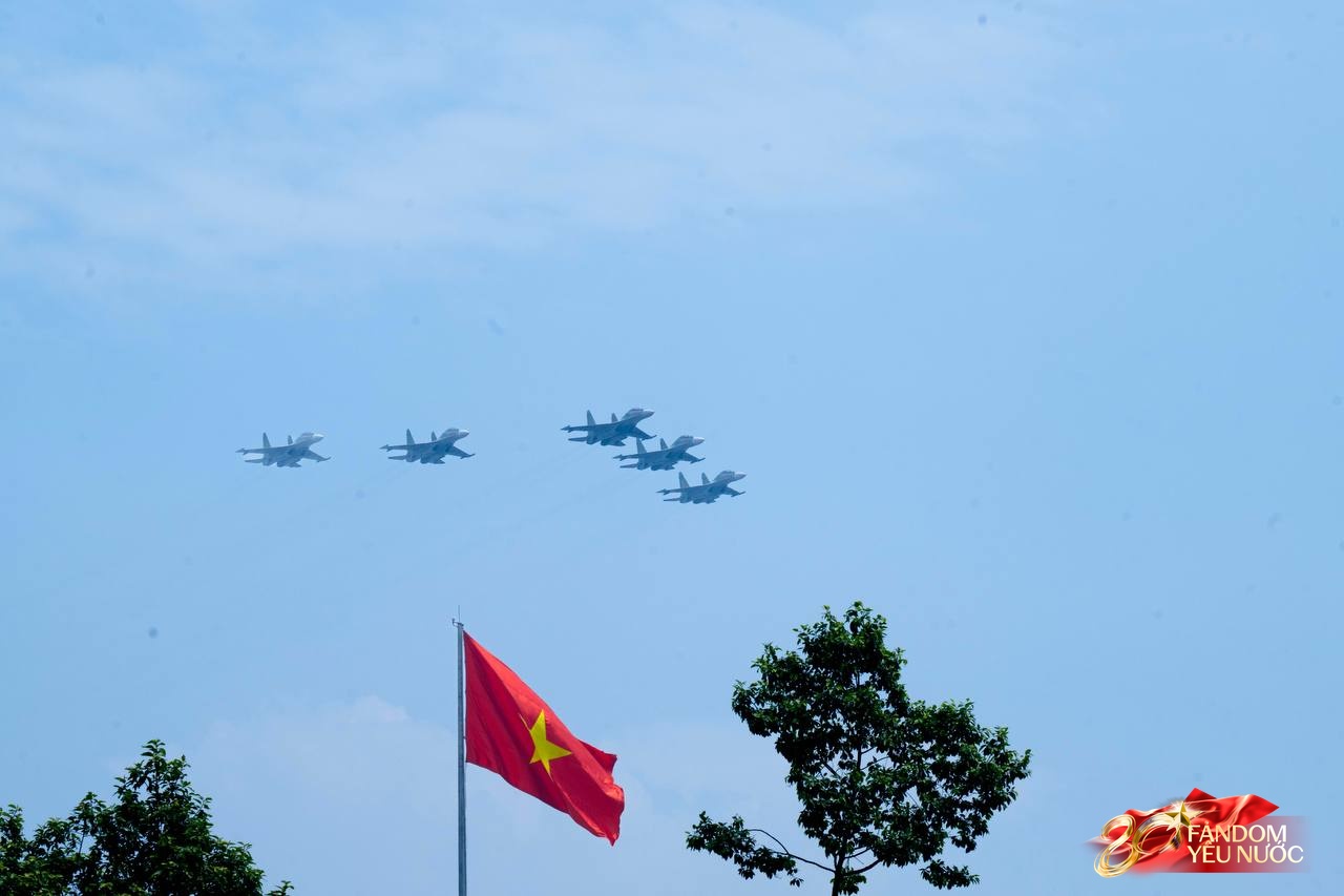 Hà Nội đổ mưa bất ngờ, "khối yêu nước" vẫn kiên trì bám trụ chỗ đẹp chờ xem tổng hợp luyện tối nay- Ảnh 16. Hà Nội đổ mưa bất ngờ, "khối yêu nước" vẫn kiên trì bám trụ chỗ đẹp chờ xem tổng hợp luyện tối nay- Ảnh 16.