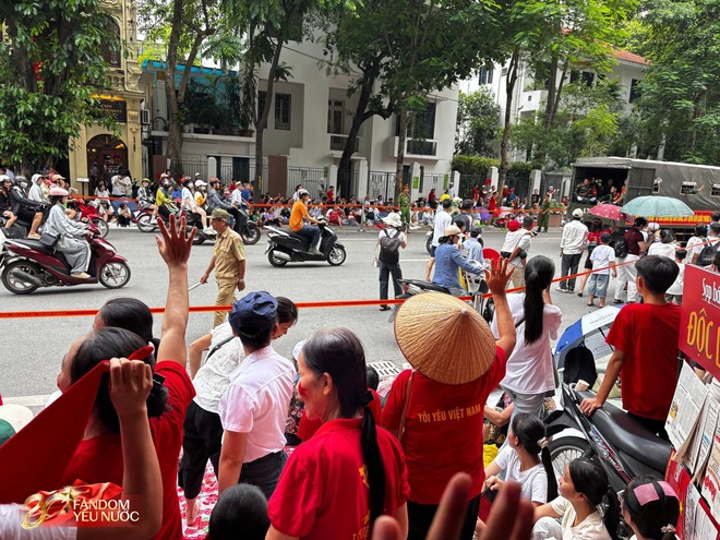 Quý tử nhà Duy Mạnh hot nhất phố Nguyễn Thái Học, được người dân đi xem tổng hợp luyện A80 thi nhau xin chụp ảnh- Ảnh 9.