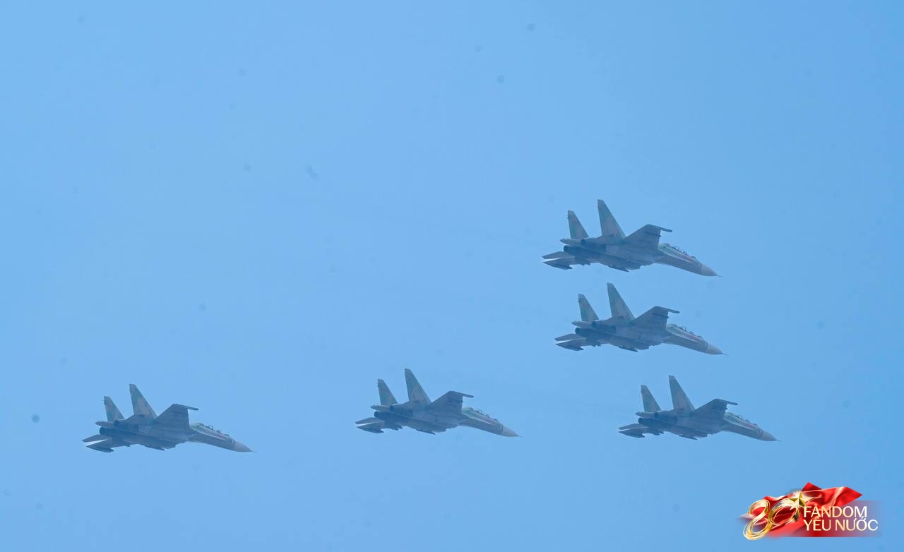 Hà Nội đổ mưa bất ngờ, "khối yêu nước" vẫn kiên trì bám trụ chỗ đẹp chờ xem tổng hợp luyện tối nay- Ảnh 17. Hà Nội đổ mưa bất ngờ, "khối yêu nước" vẫn kiên trì bám trụ chỗ đẹp chờ xem tổng hợp luyện tối nay- Ảnh 17.