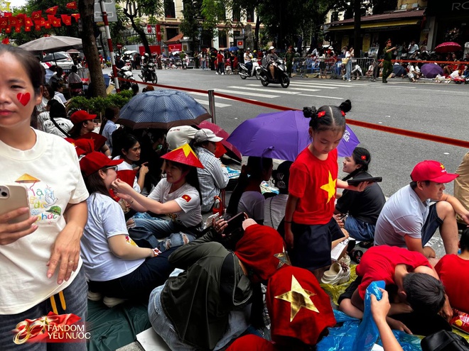 Quý tử nhà Duy Mạnh hot nhất phố Nguyễn Thái Học, được người dân đi xem tổng hợp luyện A80 thi nhau xin chụp ảnh- Ảnh 10.