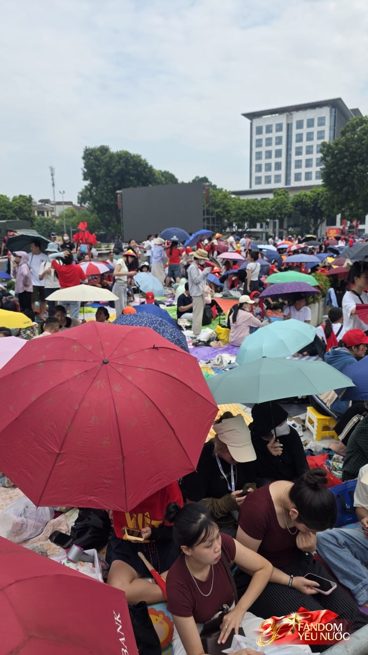 Hà Nội đổ mưa bất ngờ, "khối yêu nước" vẫn kiên trì bám trụ chỗ đẹp chờ xem tổng hợp luyện tối nay- Ảnh 6. Hà Nội đổ mưa bất ngờ, "khối yêu nước" vẫn kiên trì bám trụ chỗ đẹp chờ xem tổng hợp luyện tối nay- Ảnh 6.