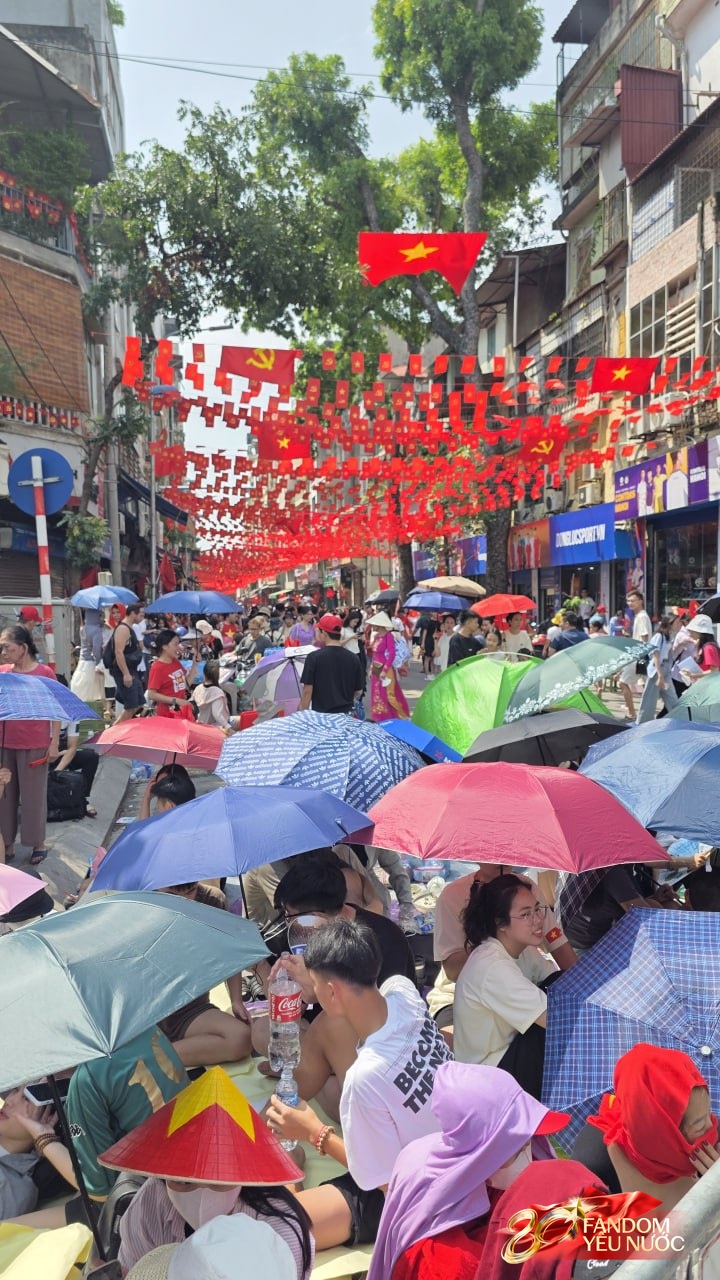 Hà Nội đổ mưa bất ngờ, "khối yêu nước" vẫn kiên trì bám trụ chỗ đẹp chờ xem tổng hợp luyện tối nay- Ảnh 7. Hà Nội đổ mưa bất ngờ, "khối yêu nước" vẫn kiên trì bám trụ chỗ đẹp chờ xem tổng hợp luyện tối nay- Ảnh 7.