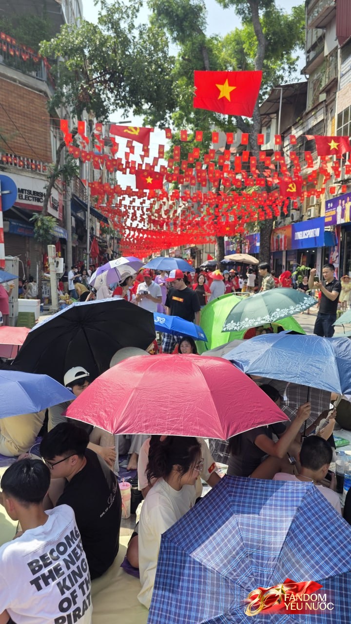 Hà Nội đổ mưa bất ngờ, "khối yêu nước" vẫn kiên trì bám trụ chỗ đẹp chờ xem tổng hợp luyện tối nay- Ảnh 8. Hà Nội đổ mưa bất ngờ, "khối yêu nước" vẫn kiên trì bám trụ chỗ đẹp chờ xem tổng hợp luyện tối nay- Ảnh 8.