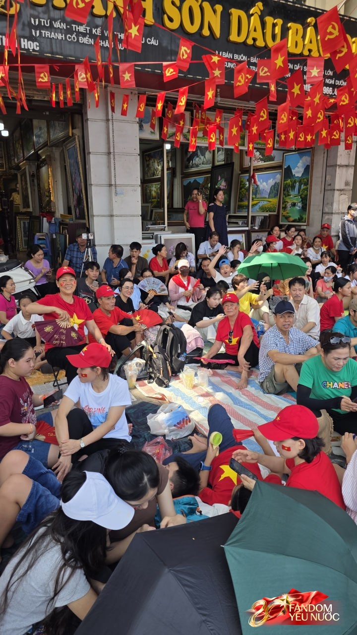 Hà Nội đổ mưa bất ngờ, "khối yêu nước" vẫn kiên trì bám trụ chỗ đẹp chờ xem tổng hợp luyện tối nay- Ảnh 9. Hà Nội đổ mưa bất ngờ, "khối yêu nước" vẫn kiên trì bám trụ chỗ đẹp chờ xem tổng hợp luyện tối nay- Ảnh 9.