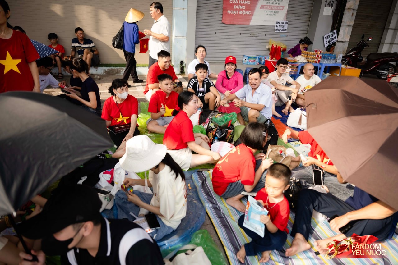 H&agrave; Nội đổ mưa bất ngờ, "khối y&ecirc;u nước" vẫn ki&ecirc;n tr&igrave; b&aacute;m trụ chỗ đẹp chờ xem tổng hợp luyện tối nay- Ảnh 26.