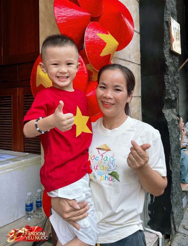 Quý tử nhà Duy Mạnh hot nhất phố Nguyễn Thái Học, được người dân đi xem tổng hợp luyện A80 thi nhau xin chụp ảnh- Ảnh 1.