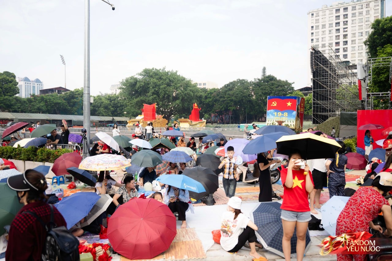 H&agrave; Nội đổ mưa bất ngờ, "khối y&ecirc;u nước" vẫn ki&ecirc;n tr&igrave; b&aacute;m trụ chỗ đẹp chờ xem tổng hợp luyện tối nay- Ảnh 23.