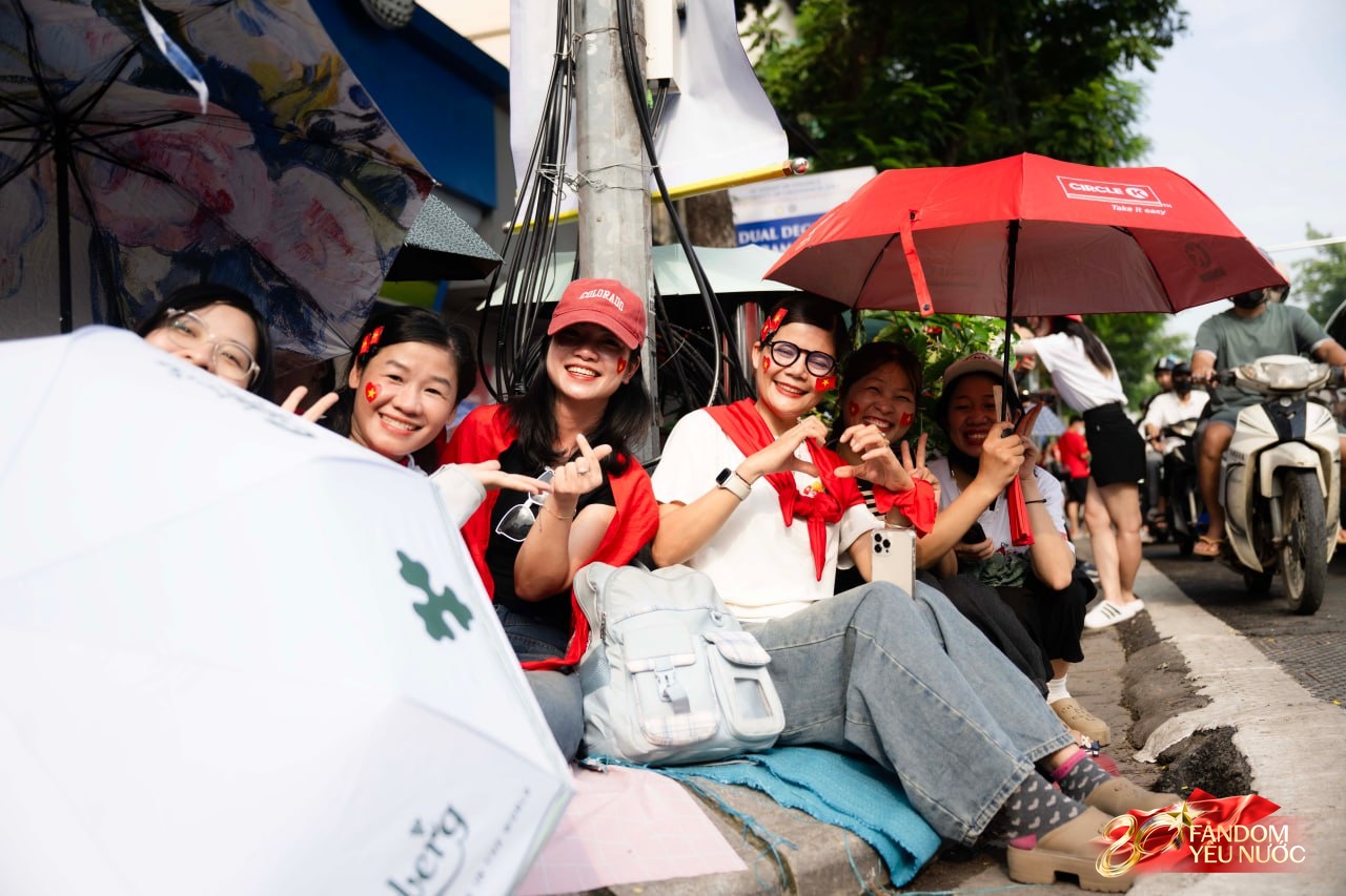 H&agrave; Nội đổ mưa bất ngờ, "khối y&ecirc;u nước" vẫn ki&ecirc;n tr&igrave; b&aacute;m trụ chỗ đẹp chờ xem tổng hợp luyện tối nay- Ảnh 22.