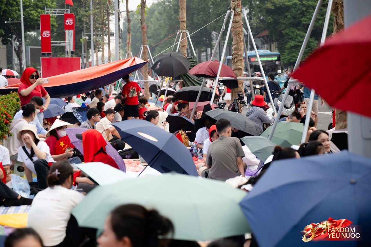H&agrave; Nội đổ mưa bất ngờ, "khối y&ecirc;u nước" vẫn ki&ecirc;n tr&igrave; b&aacute;m trụ chỗ đẹp chờ xem tổng hợp luyện tối nay- Ảnh 19.
